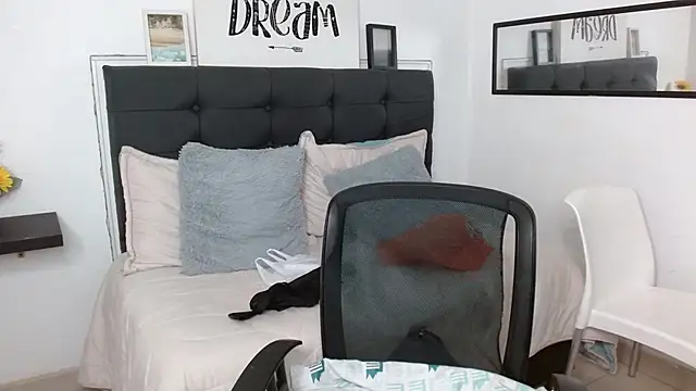 vaness weet online show from 09-27-25, 08:36