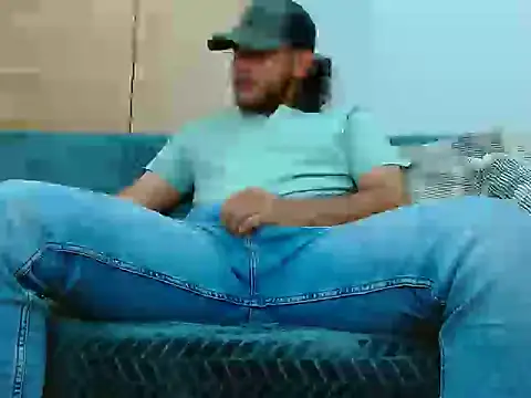 Snapshot of tuyo1995 chatting on 09-18-25, 02:02 tuyo1995 online show from 09-18-25, 02:02
