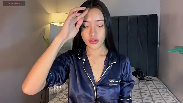 Snapshot of wiggle_nibble chatting on 12-16-25, 06:46 wiggle nibble online show from 12-16-25, 06:46