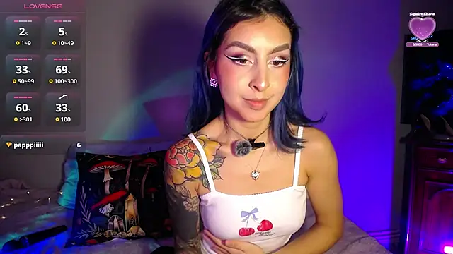 Snapshot of Cinamoonn chatting on 01-25-25, 04:35 Cinamoonn online show from 01-25-25, 04:35