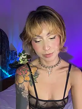 Snapshot of Cinamoonn chatting on 10-10-25, 06:18 Cinamoonn online show from 10-10-25, 06:18