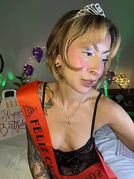 Snapshot of Cinamoonn chatting on 11-04-25, 10:31 Cinamoonn online show from 11-04-25, 10:31