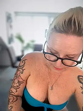 German Milf online show from 10-15-25, 01:00