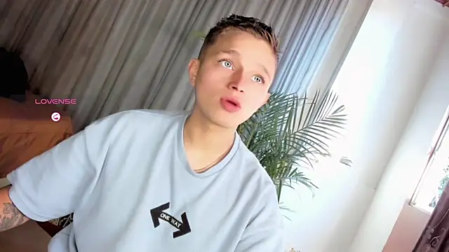 Snapshot of Tim_wolf chatting on 09-28-25, 10:15 Tim wolf online show from 09-28-25, 10:15