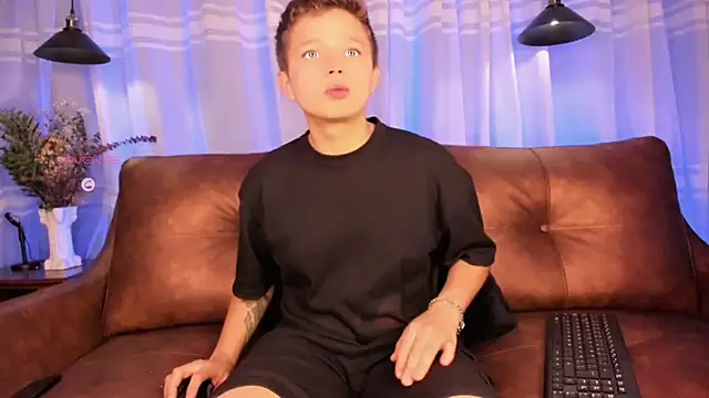 Snapshot of Tim_wolf chatting on 10-28-25, 01:36 Tim wolf online show from 10-28-25, 01:36