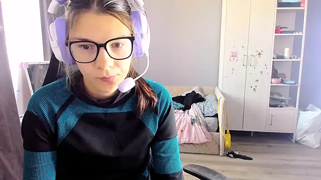 Snapshot of MollyLollipop chatting on 10-16-25, 04:46 MollyLollipop online show from 10-16-25, 04:46