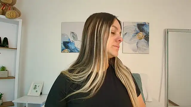 Snapshot of Isabella_Harley chatting on 07-10-26, 01:25 Isabella Harley online show from 07-10-26, 01:25
