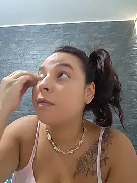 Snapshot of LizzRouse chatting on 12-18-25, 01:39 LizzRouse online show from 12-18-25, 01:39