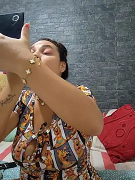 Snapshot of LizzRouse chatting on 12-22-25, 12:24 LizzRouse online show from 12-22-25, 12:24