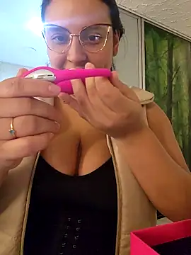 Snapshot of LizzRouse chatting on 03-05-26, 06:48 LizzRouse online show from 03-05-26, 06:48