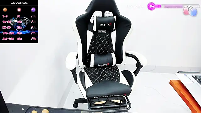 Snapshot of Naughty--asian chatting on 10-04-25, 03:59 Naughty--asian online show from 10-04-25, 03:59