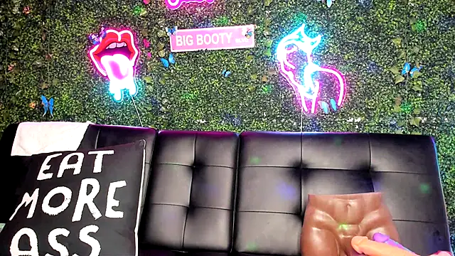 Snapshot of ThickAssRena chatting on 12-12-24, 10:45 ThickAssRena online show from 12-12-24, 10:45