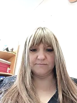 Snapshot of Office_Albertina chatting on 02-18-25, 01:21 Office Albertina online show from 02-18-25, 01:21