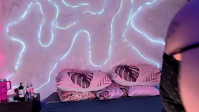 emmajohnss online show from 12-17-25, 05:13