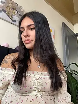 Snapshot of DaphneUwu chatting on 12-10-24, 02:39 DaphneUwu online show from 12-10-24, 02:39