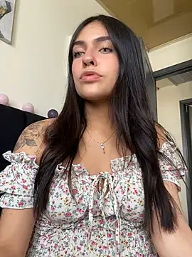 Snapshot of DaphneUwu chatting on 03-12-25, 02:45 DaphneUwu online show from 03-12-25, 02:45