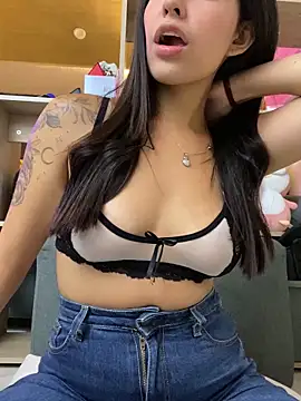 Snapshot of DaphneUwu chatting on 09-28-25, 01:44 DaphneUwu online show from 09-28-25, 01:44