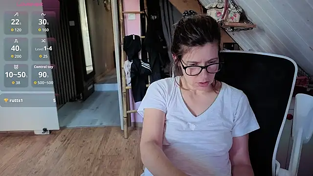 Lina lou4 online show from 05-13-26, 05:43