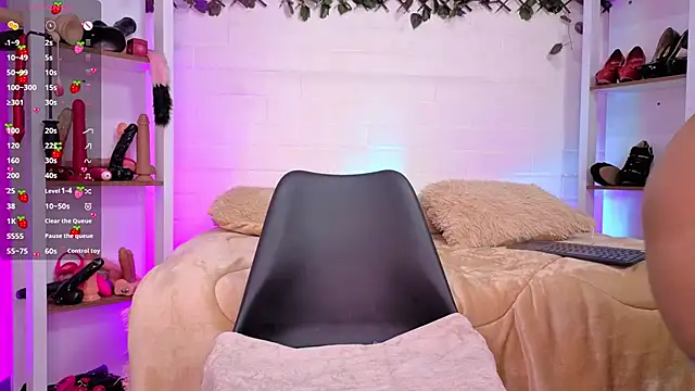 louise nails online show from 07-12-26, 04:53