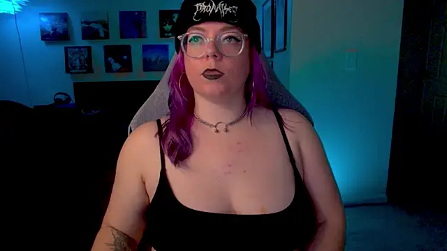 Snapshot of KiraSpitQueen chatting on 01-19-26, 04:27 KiraSpitQueen online show from 01-19-26, 04:27