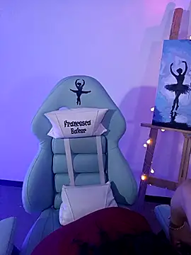 Snapshot of francesca_baker1007 chatting on 10-21-25, 12:00 francesca baker1007 online show from 10-21-25, 12:00