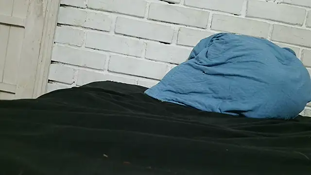 Snapshot of valeriaswang_Lucas chatting on 10-17-25, 11:18 valeriaswang Lucas online show from 10-17-25, 11:18