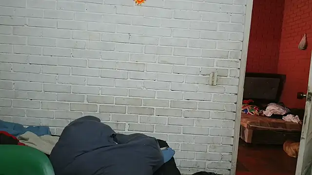 Snapshot of valeriaswang_Lucas chatting on 12-18-25, 04:02 valeriaswang Lucas online show from 12-18-25, 04:02