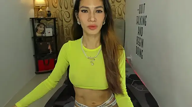 Trixie Mattel21 online show from 12-14-24, 11:12