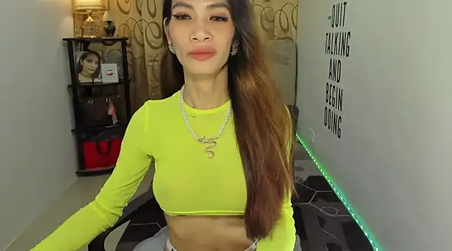 Trixie Mattel21 online show from 12-15-24, 11:31