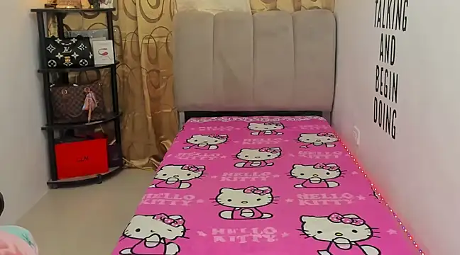 Trixie Mattel21 online show from 12-26-24, 02:22