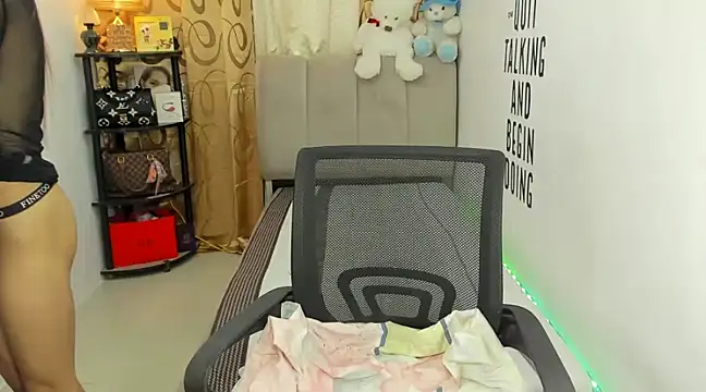 Trixie Mattel21 online show from 01-13-25, 05:23