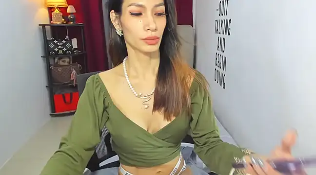 Trixie Mattel21 online show from 03-05-25, 09:48