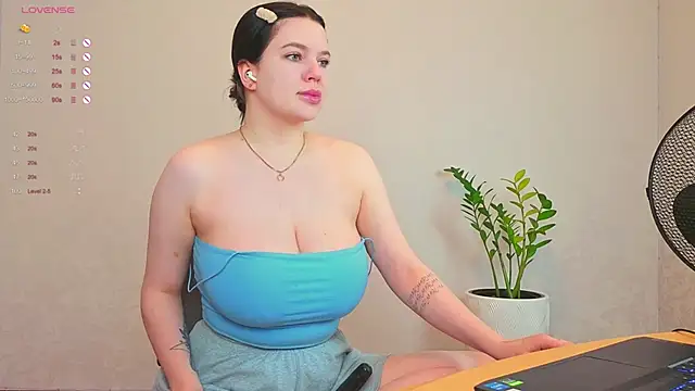 Snapshot of LovlyBambi chatting on 09-23-25, 07:33 LovlyBambi online show from 09-23-25, 07:33