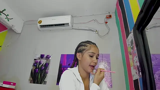 Snapshot of MarianaManzur chatting on 03-08-25, 08:25 MarianaManzur online show from 03-08-25, 08:25