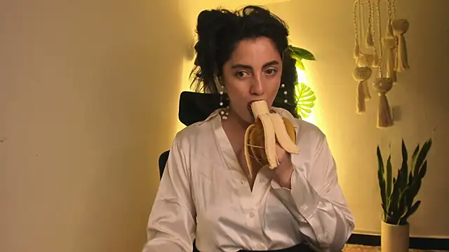 Snapshot of Mala_Bad chatting on 02-11-25, 04:13 Mala Bad online show from 02-11-25, 04:13