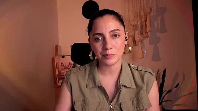 Snapshot of Mala_Bad chatting on 12-18-25, 04:02 Mala Bad online show from 12-18-25, 04:02