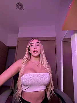 Snapshot of mi_suk11 chatting on 03-08-26, 03:21 mi suk11 online show from 03-08-26, 03:21