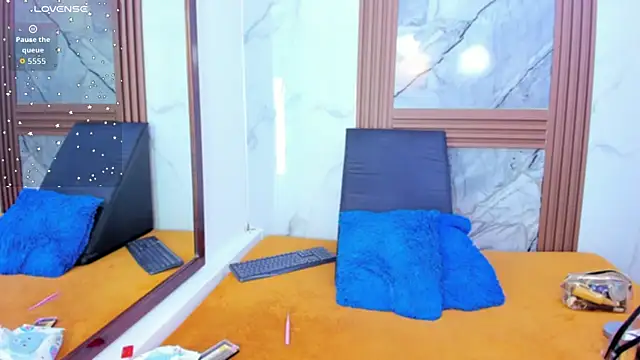 Snapshot of HannyMansonh chatting on 12-14-25, 03:56 HannyMansonh online show from 12-14-25, 03:56