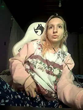 Snapshot of bunnydark00 chatting on 10-19-25, 01:28 bunnydark00 online show from 10-19-25, 01:28