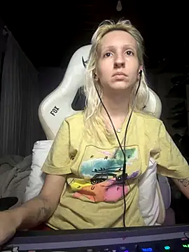 Snapshot of bunnydark00 chatting on 11-18-25, 02:06 bunnydark00 online show from 11-18-25, 02:06