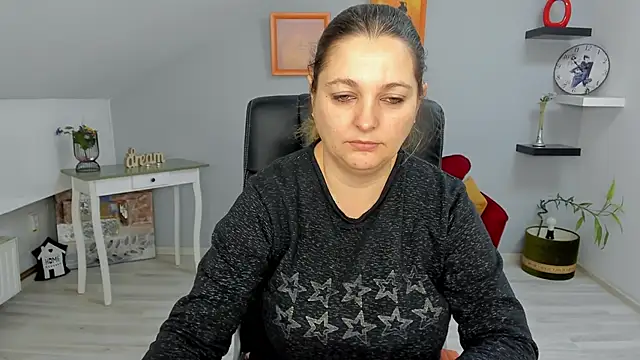 LollaGirl online show from 01-17-25, 04:17