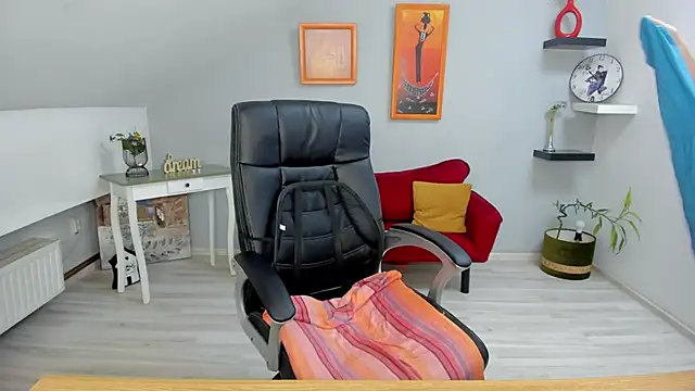 LollaGirl online show from 02-04-25, 07:18