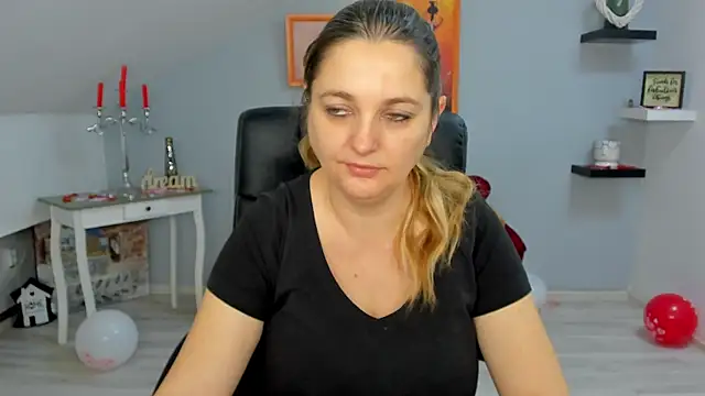 LollaGirl online show from 02-19-25, 04:23