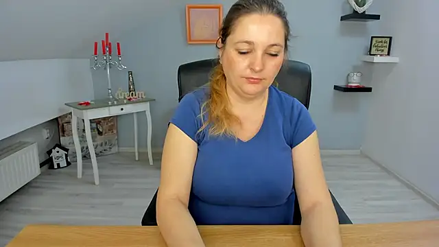 LollaGirl online show from 03-06-25, 04:19