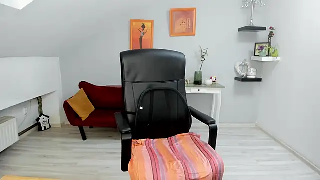 LollaGirl online show from 09-12-25, 03:17