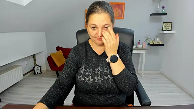 LollaGirl online show from 11-05-25, 04:23