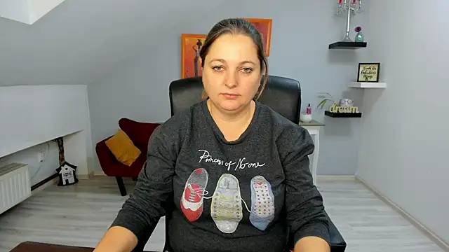 LollaGirl online show from 11-20-25, 04:12