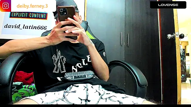 Snapshot of davidlatin66 chatting on 12-15-24, 06:37 davidlatin66 online show from 12-15-24, 06:37