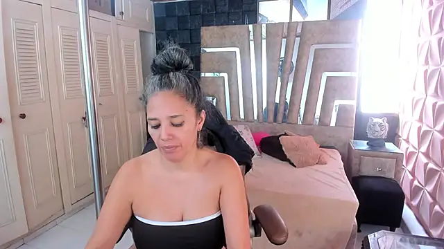 cute sassy online show from 11-22-25, 02:05