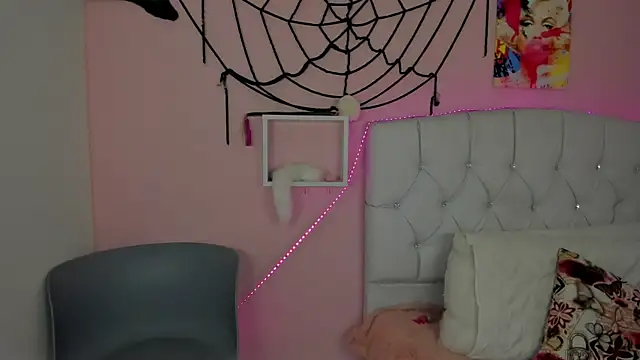 Snapshot of 18candys chatting on 10-24-25, 10:39 18candys online show from 10-24-25, 10:39